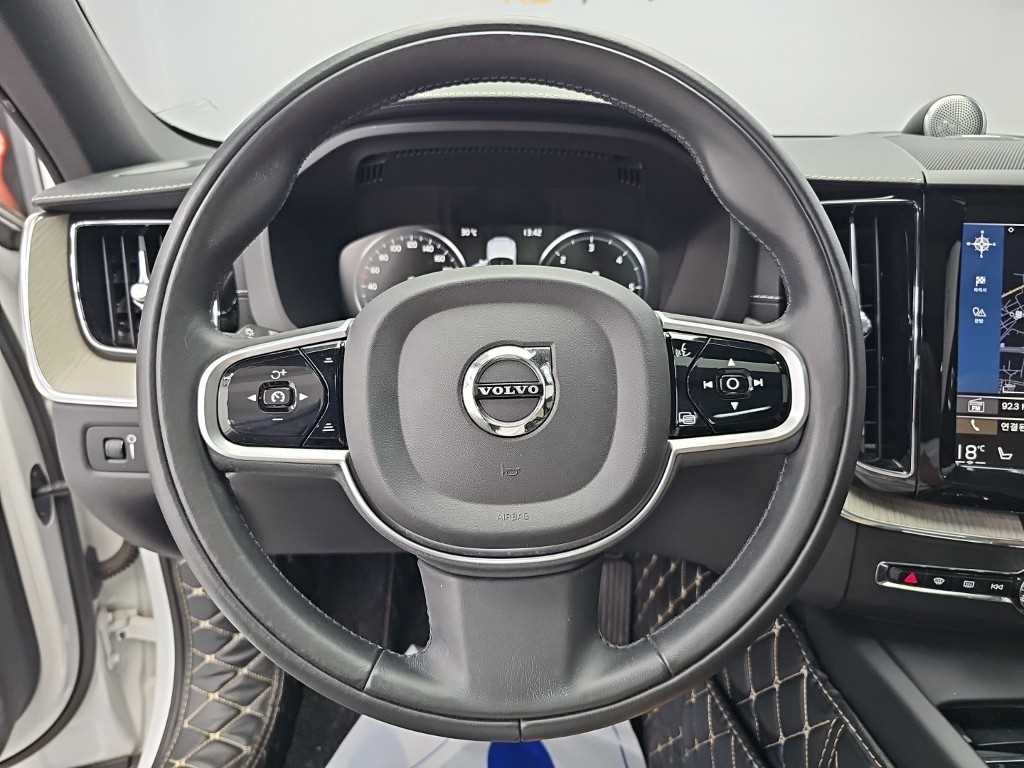2019 Volvo XC60 (2nd Blanco - Miniatura 9