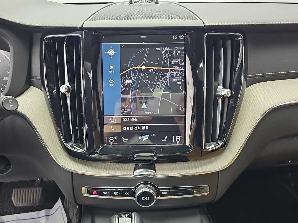 2019 Volvo XC60 (2nd Blanco - Miniatura 10
