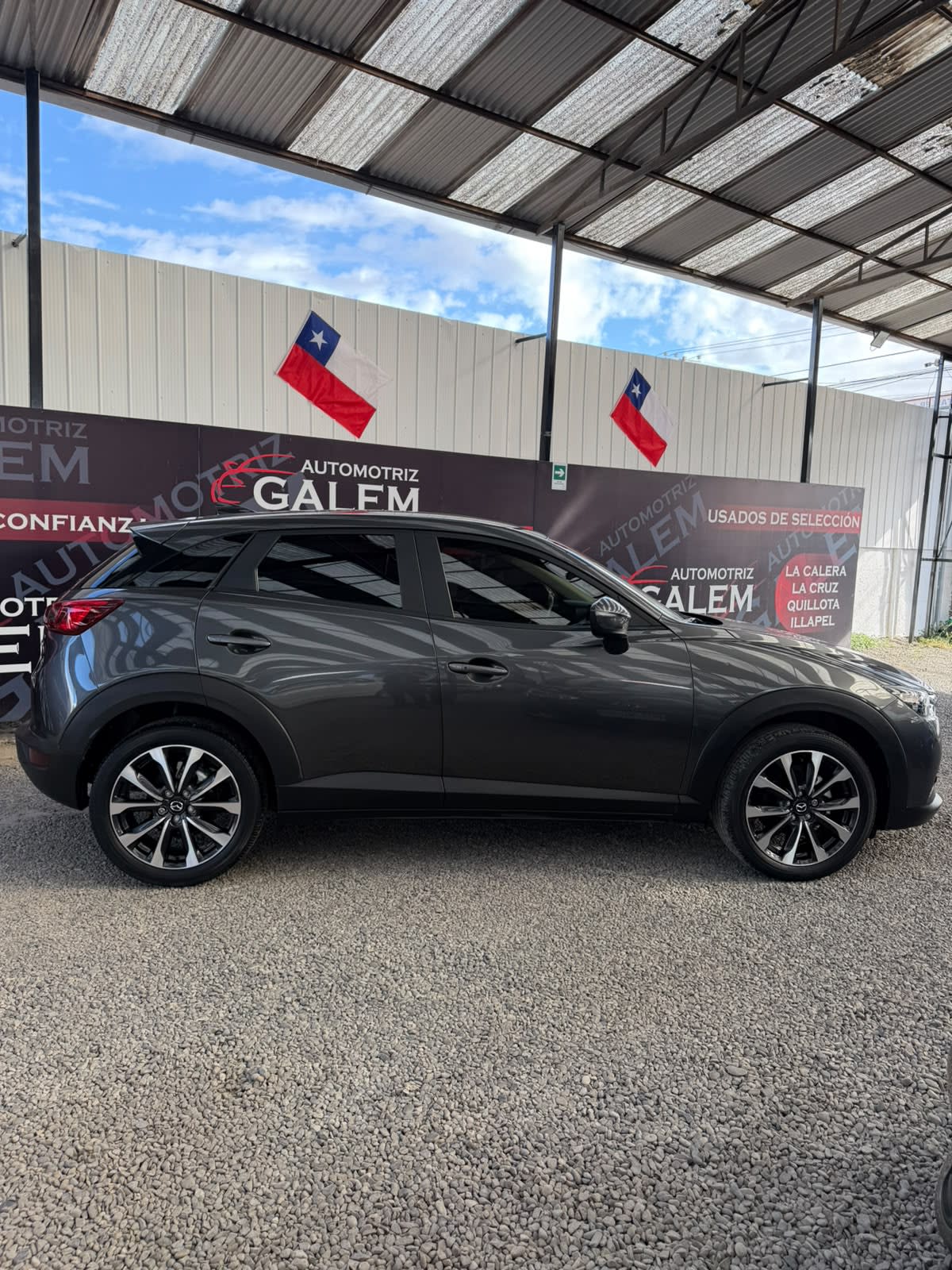 2023 Mazda CX3 Gris - Miniatura 4