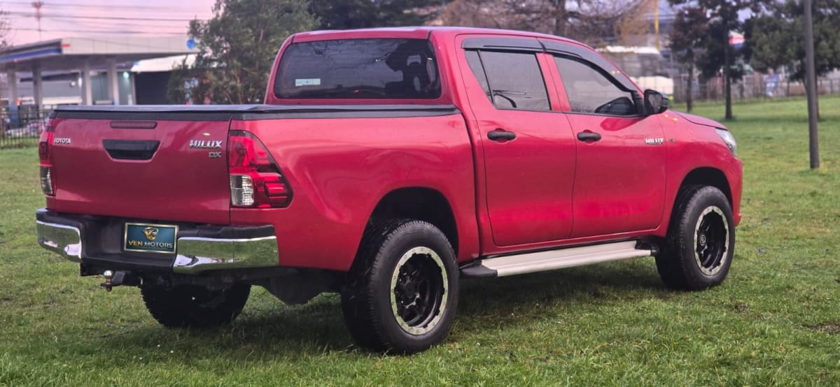 2021 Toyota Hilux Rojo - Miniatura 2