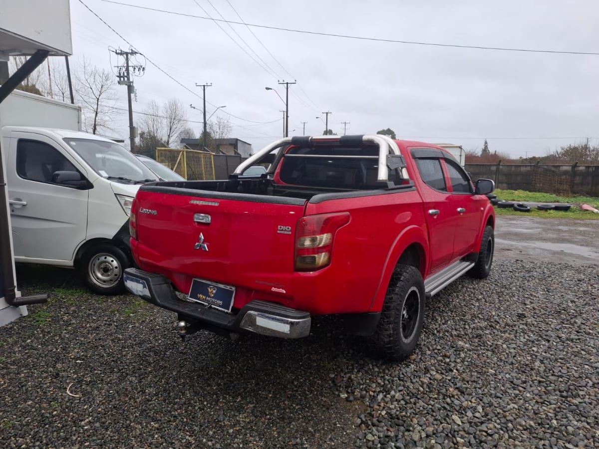 2017 Mitsubishi L200 Rojo - Miniatura 6