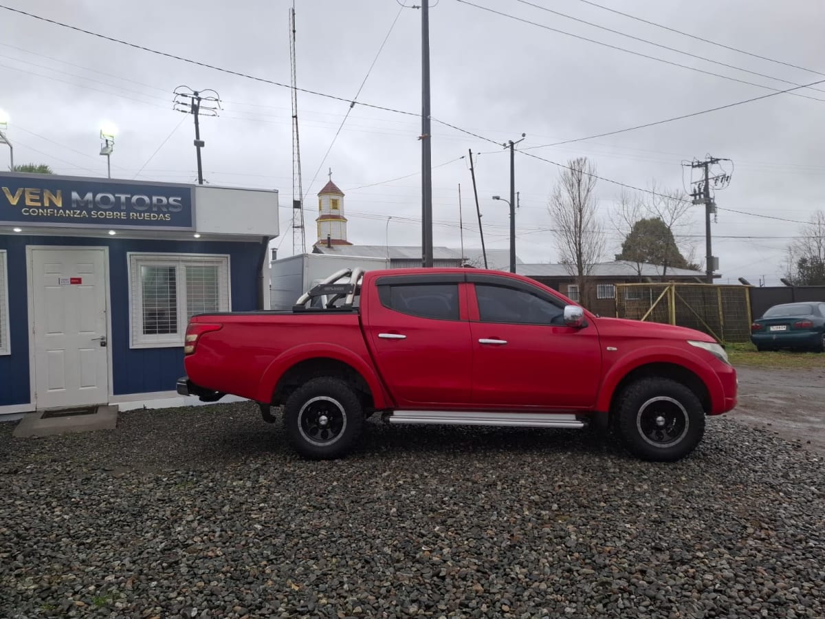 2017 Mitsubishi L200 Rojo - Miniatura 8