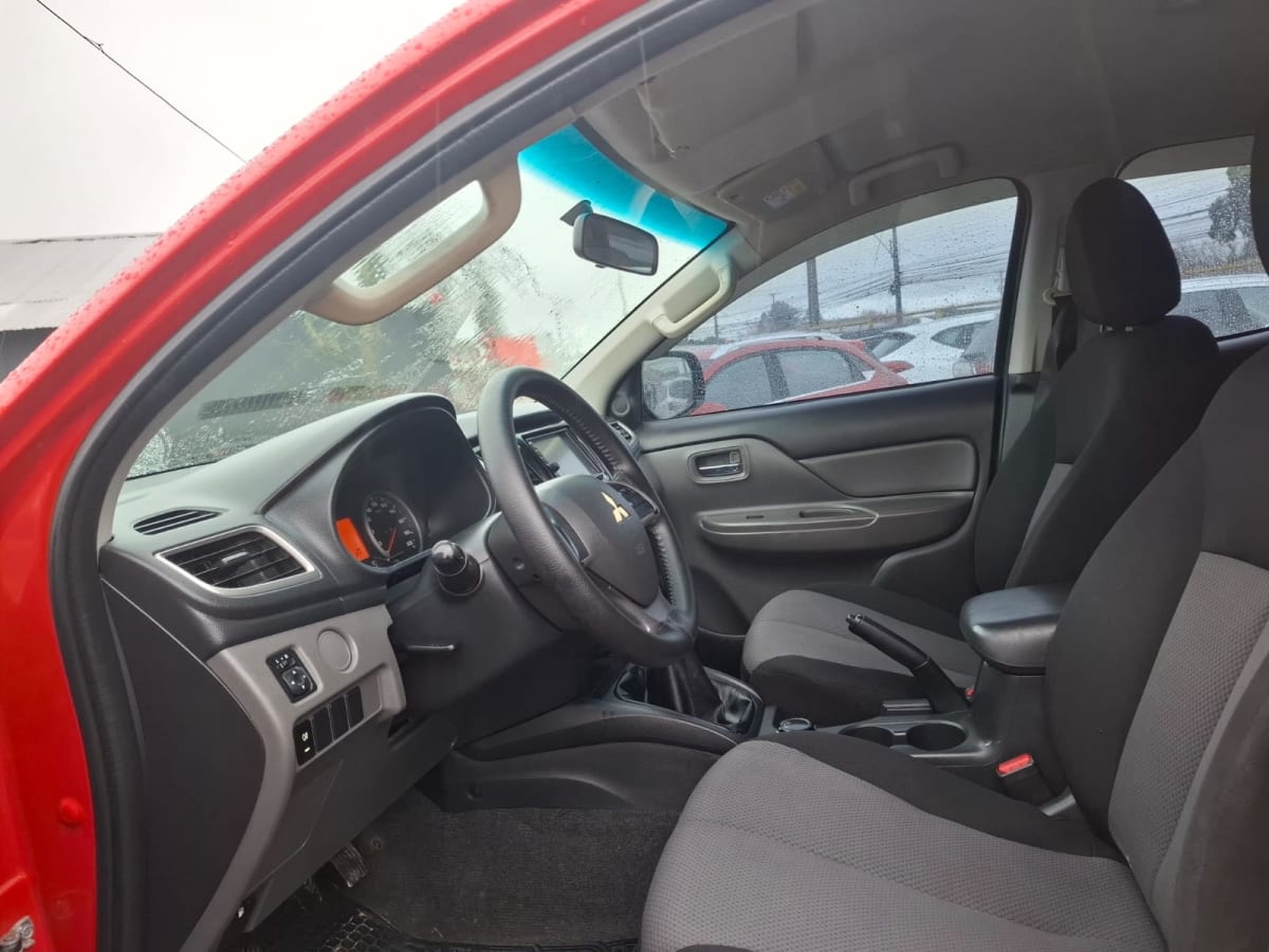 2017 Mitsubishi L200 Rojo - Miniatura 10