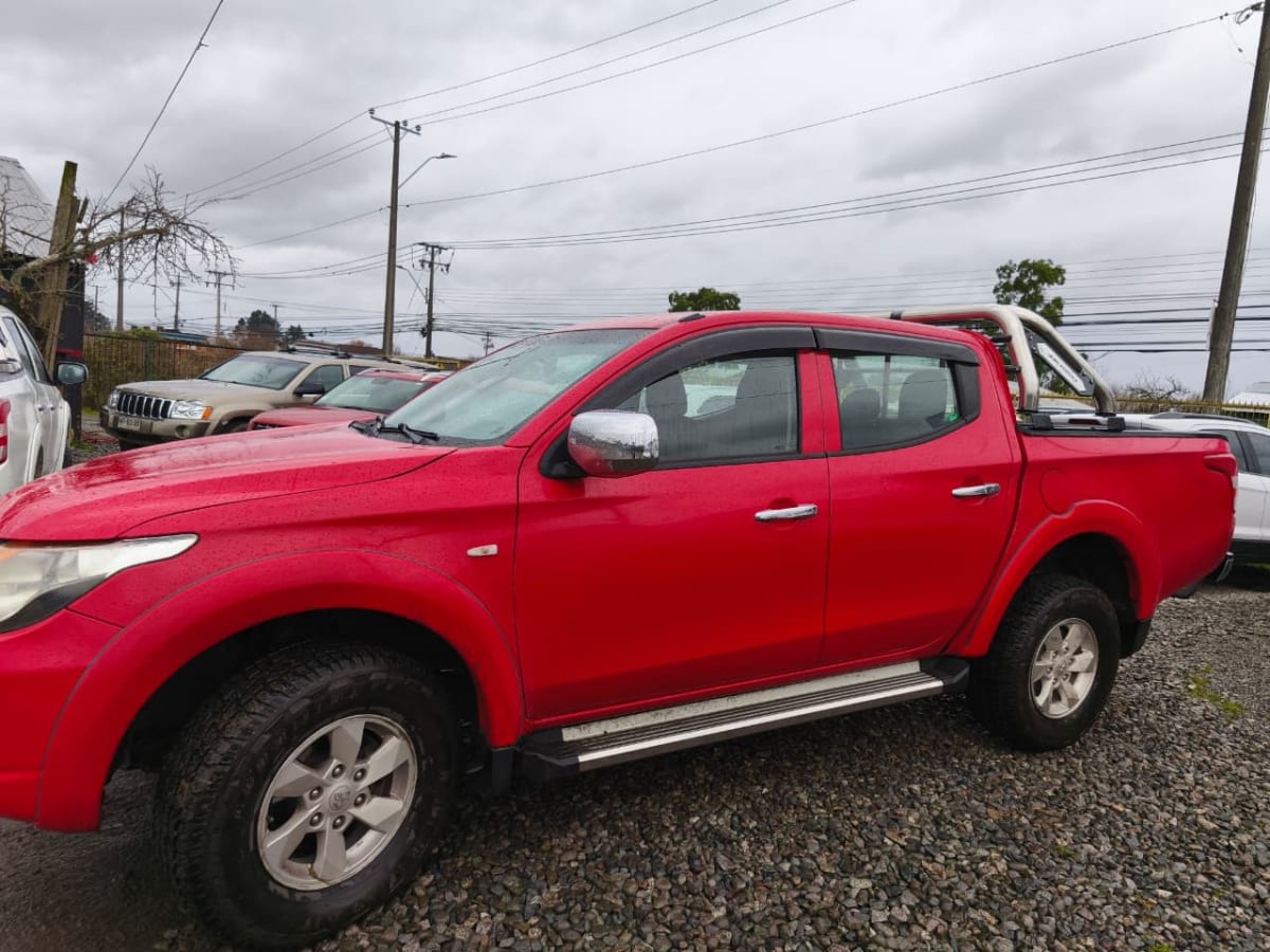 2018 Mitsubishi L200 Rojo - Miniatura 2