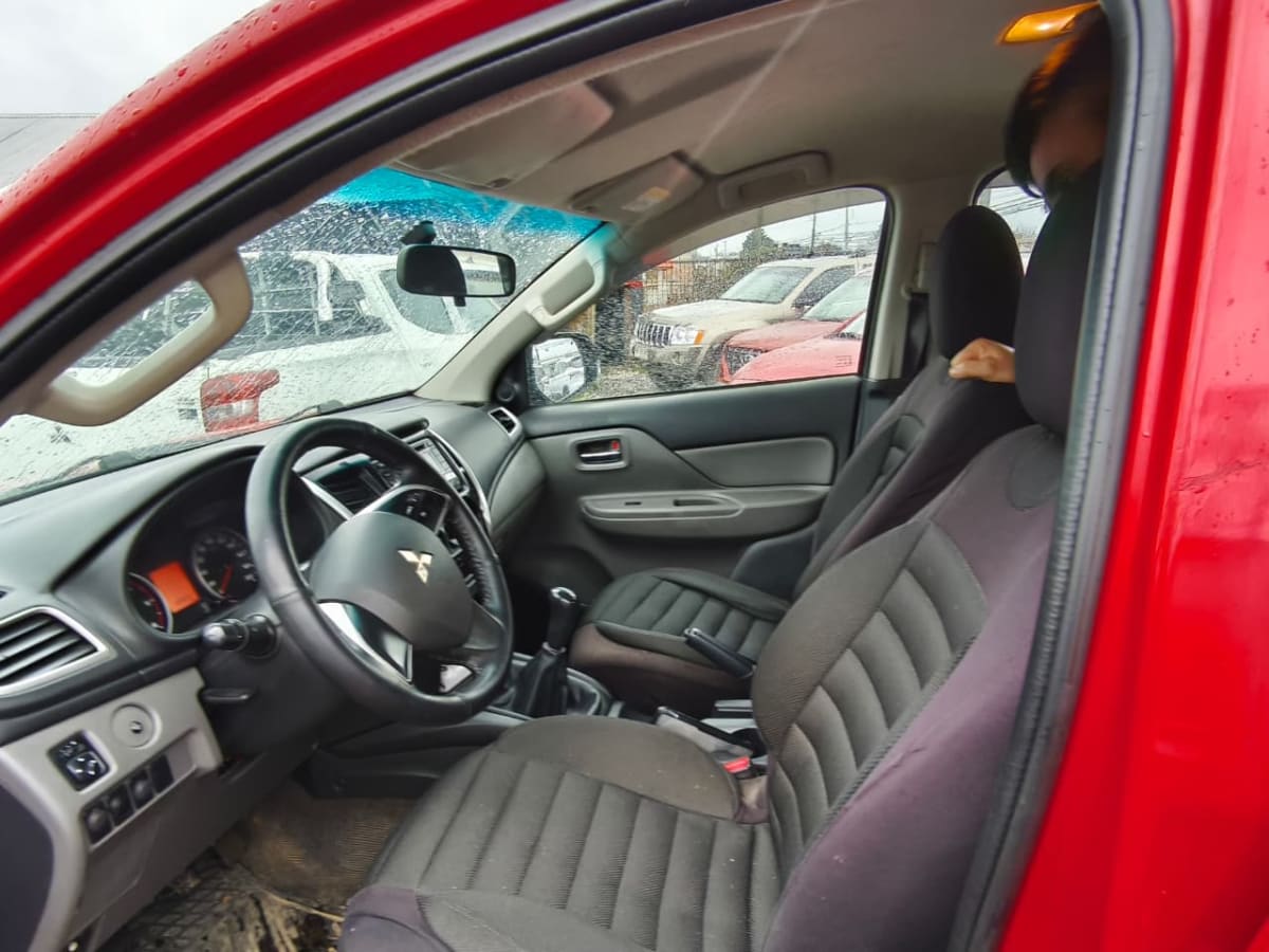 2018 Mitsubishi L200 Rojo - Miniatura 9