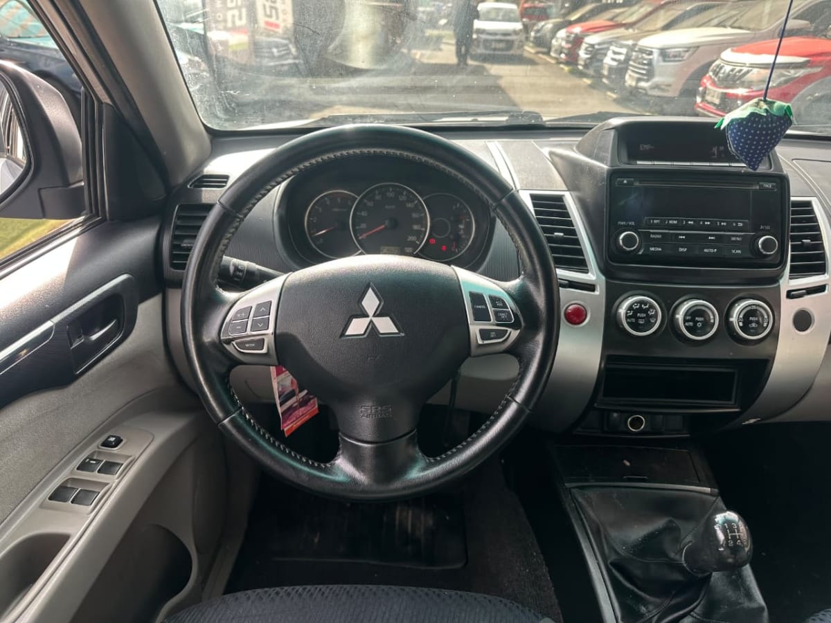 2014 Mitsubishi Montero Sport Plata - Miniatura 7