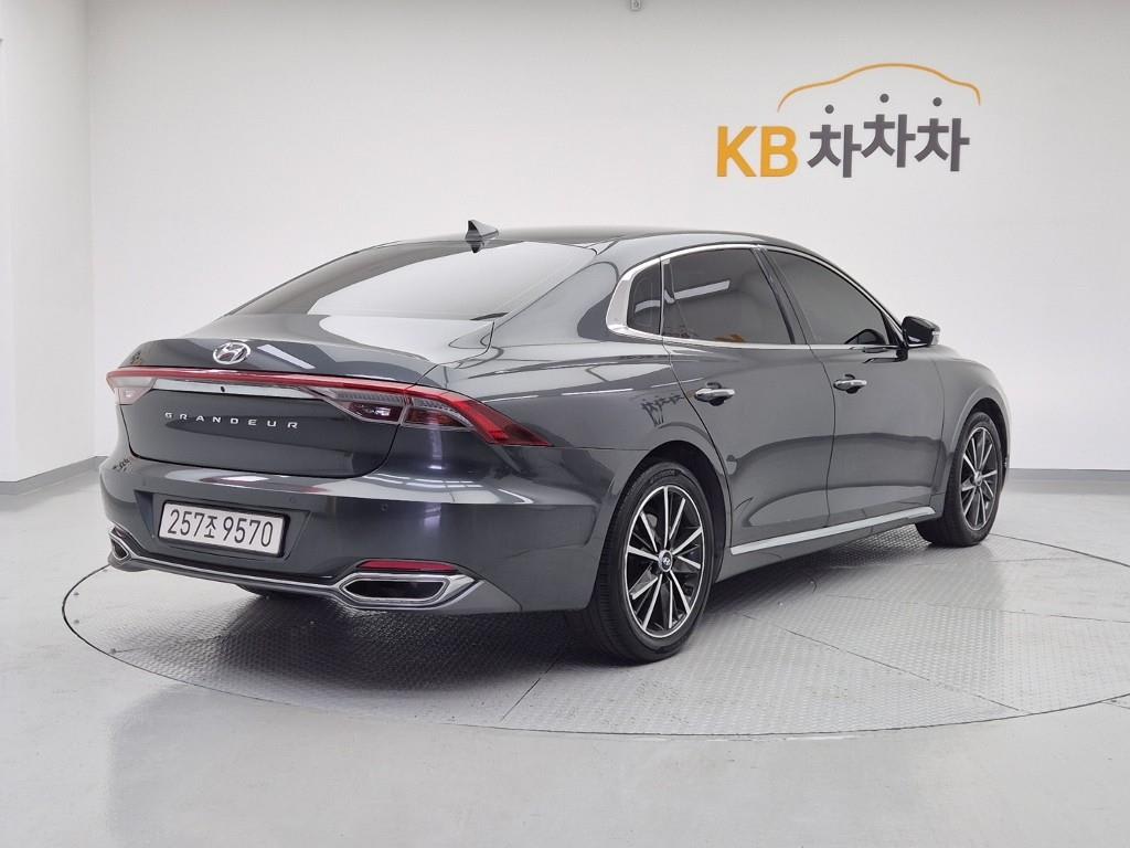 2020 Hyundai Grandeur IG Negro - Miniatura 4