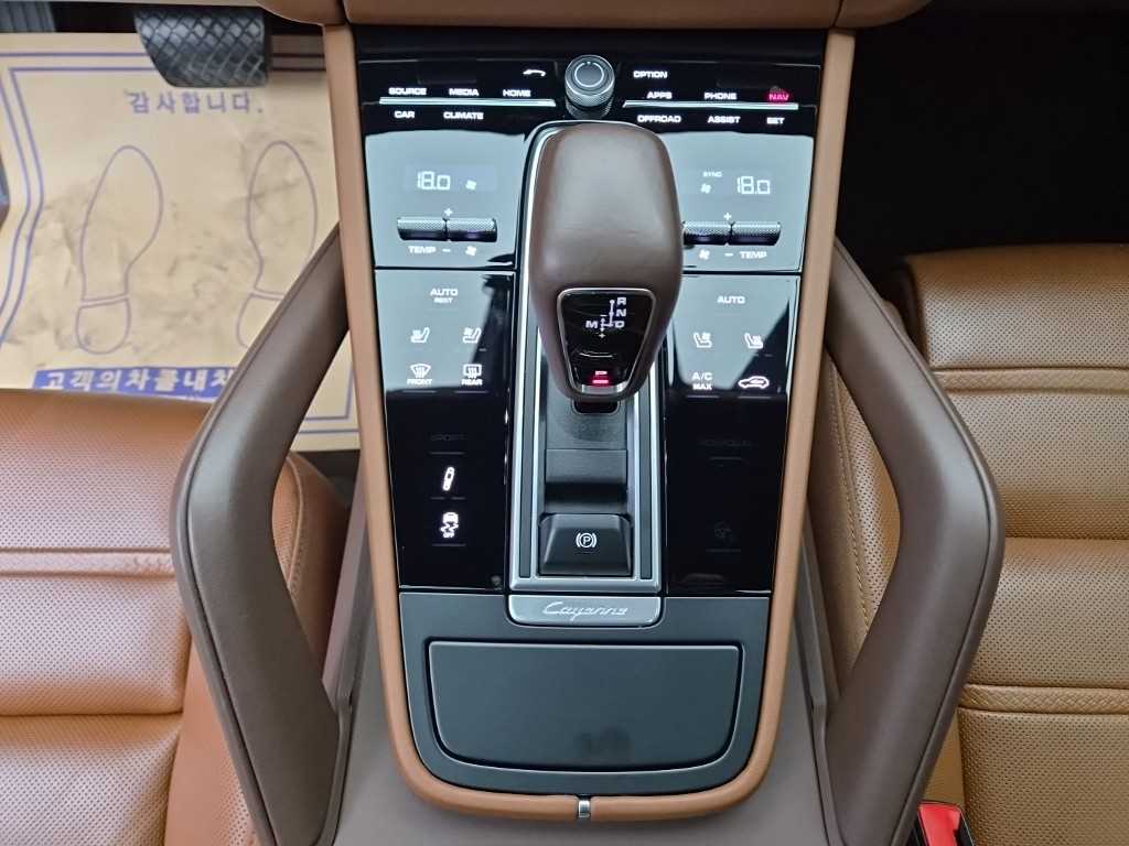 2022 Porsche Cayenne (PO536) Negro - Miniatura 10