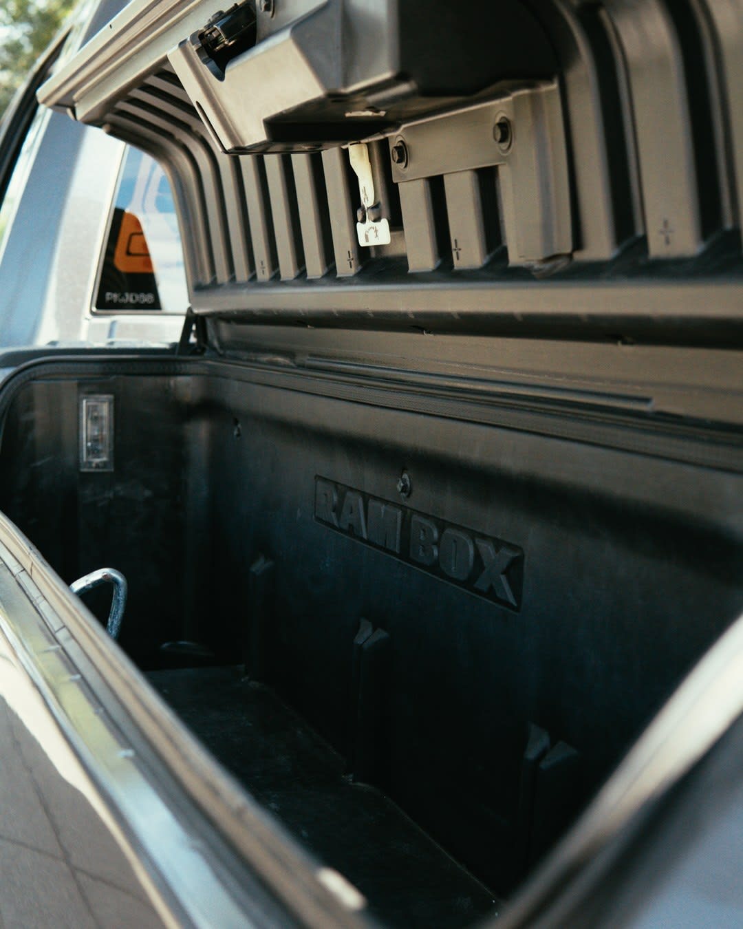 2020 RAM 1500 LARAMIE Gris - Miniatura 9