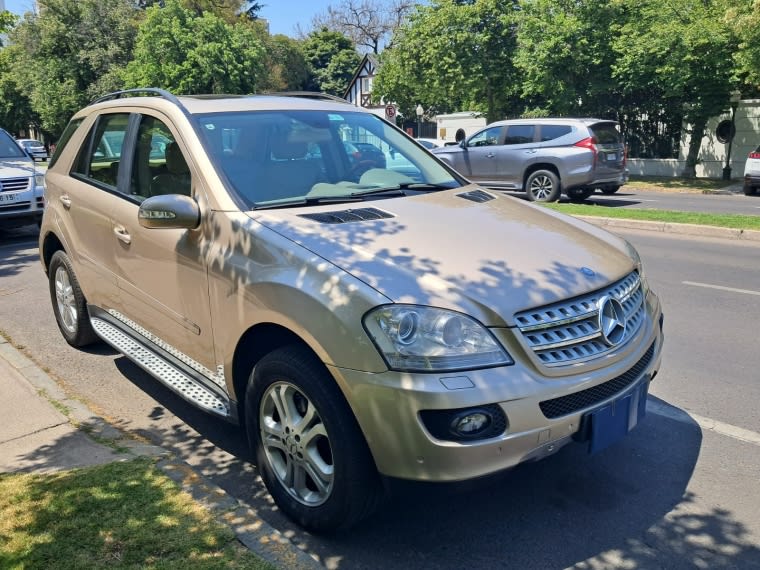 2008 Mercedes-Benz ML 350 - Miniatura 3