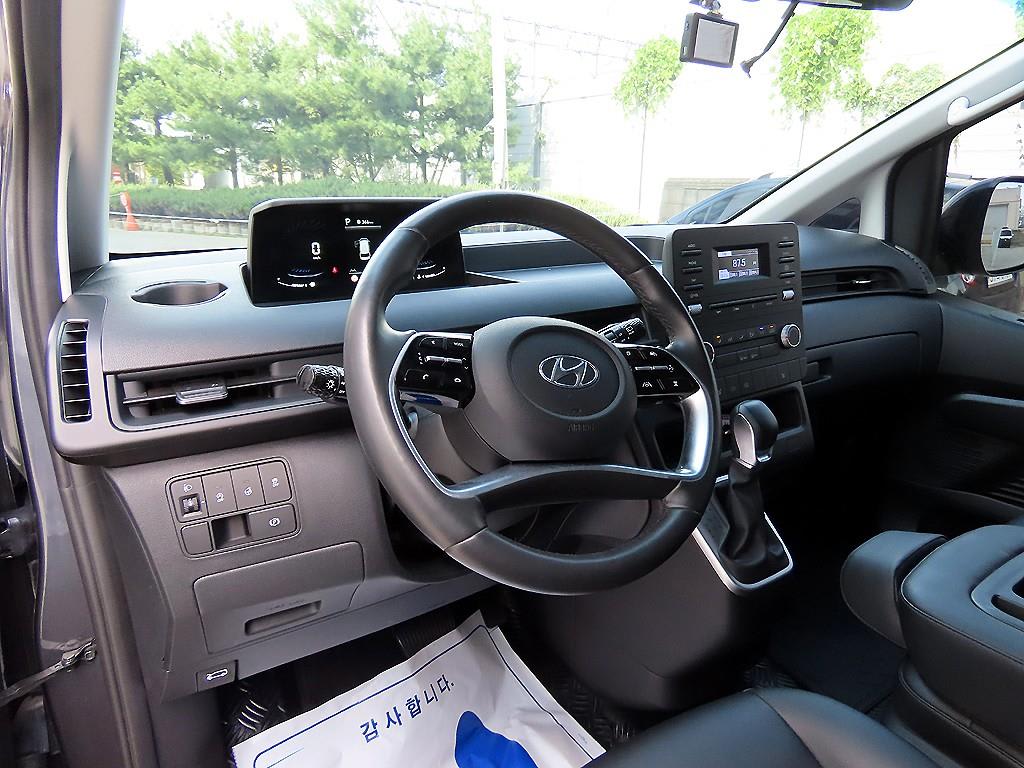 2023 Hyundai Staria 2WD Gris - Miniatura 7