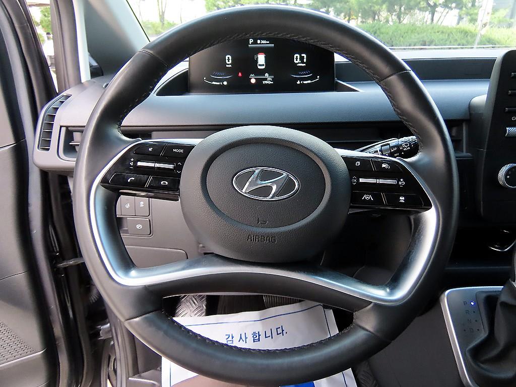 2023 Hyundai Staria 2WD Gris - Miniatura 8