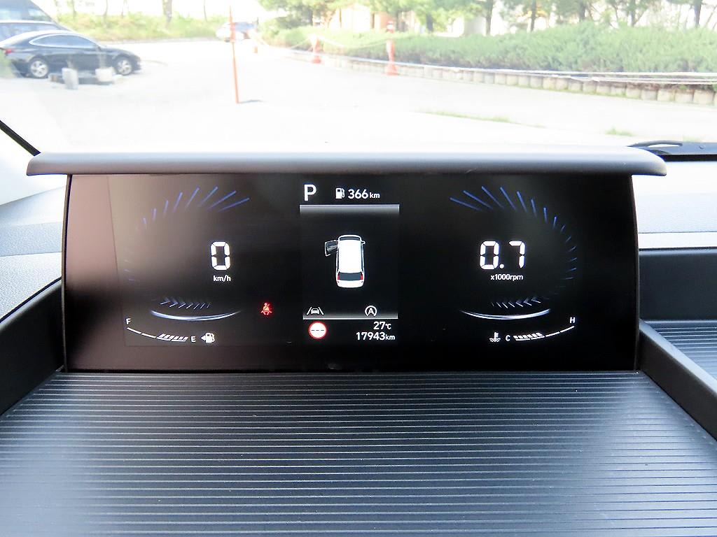 2023 Hyundai Staria 2WD Gris - Miniatura 9