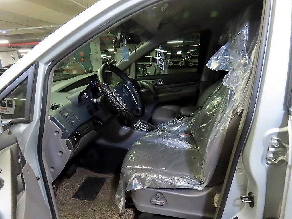 2015 SsangYong Korando Tourismo Gris - Miniatura 6