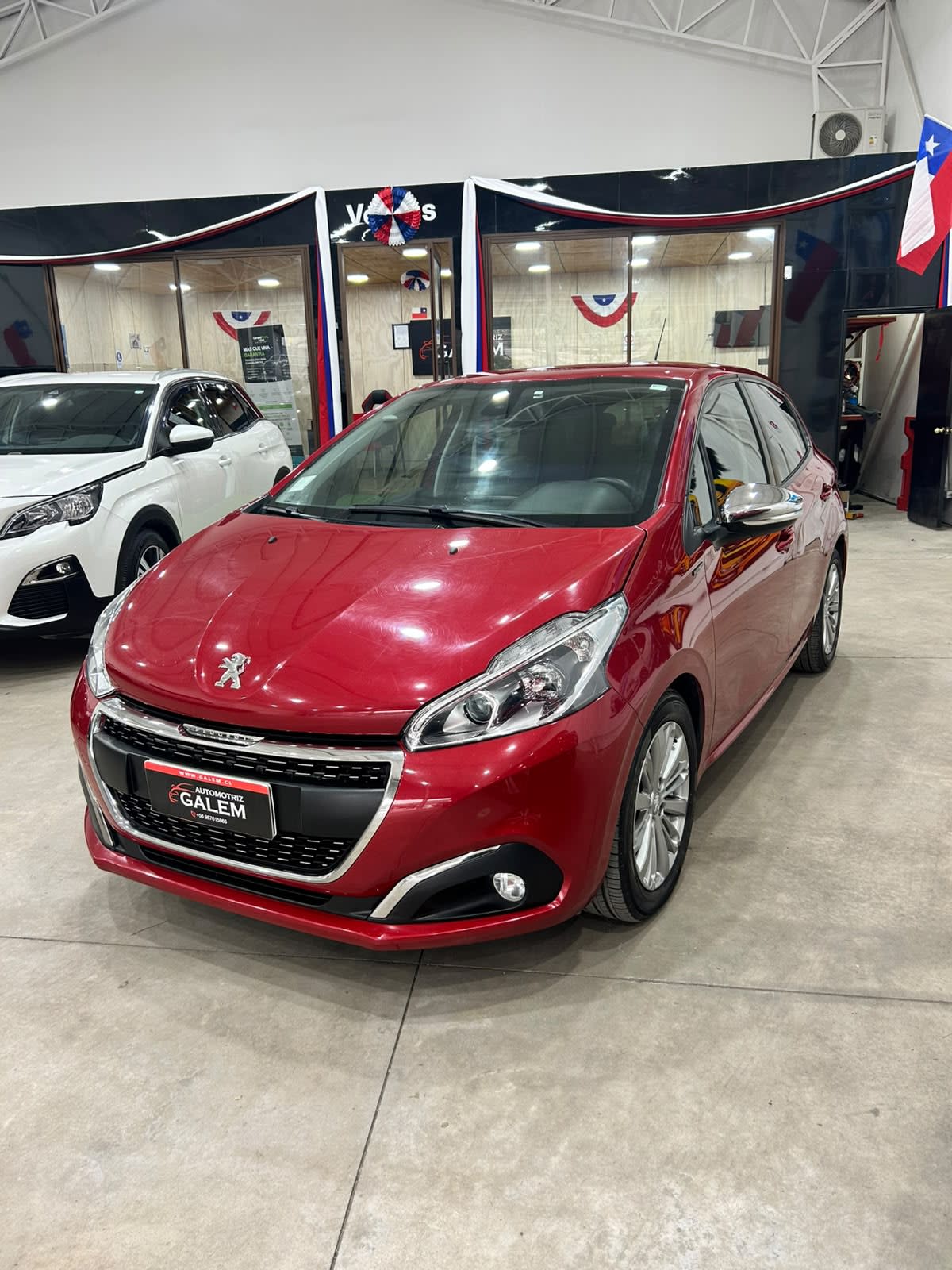 2021 Peugeot 208 Rojo - Miniatura 3