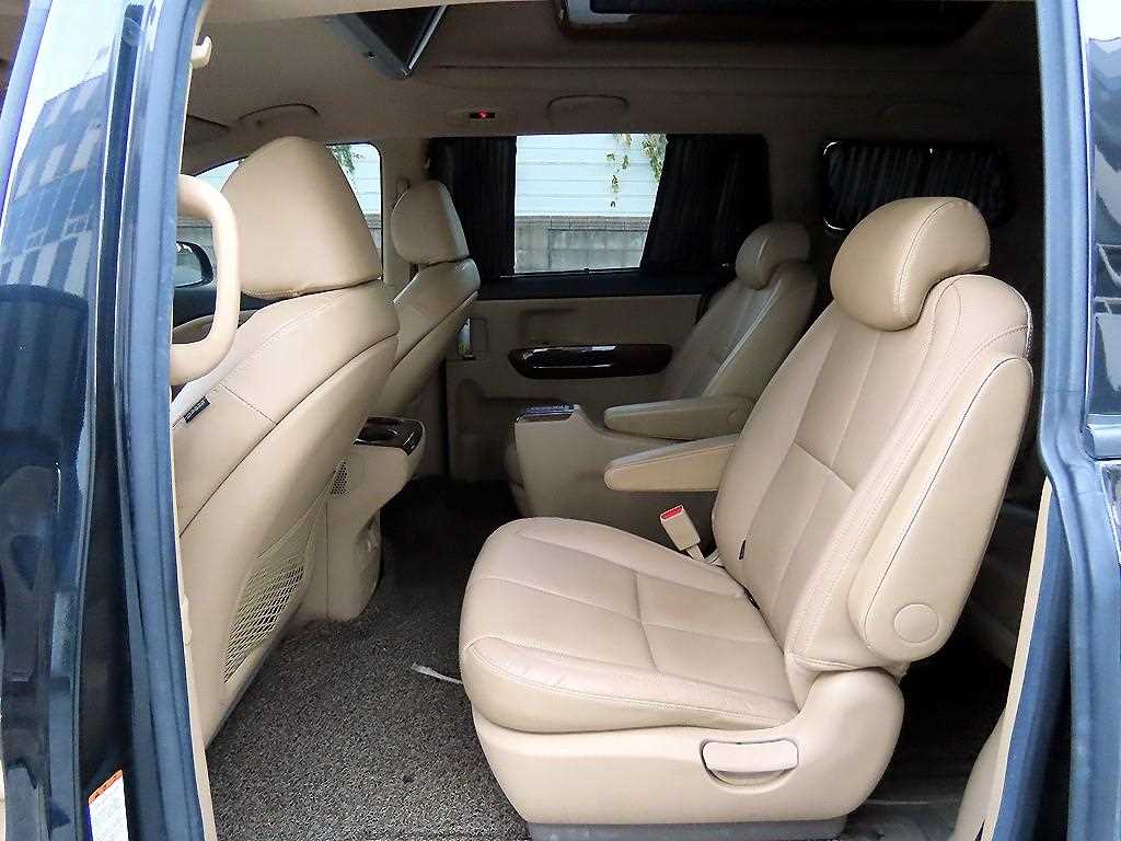 2017 Kia Carnival Diesel Negro - Miniatura 6
