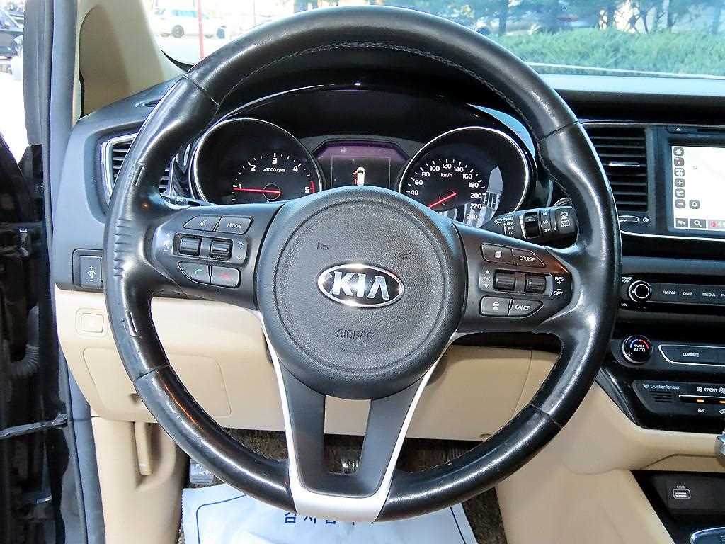2017 Kia Carnival Diesel Negro - Miniatura 9
