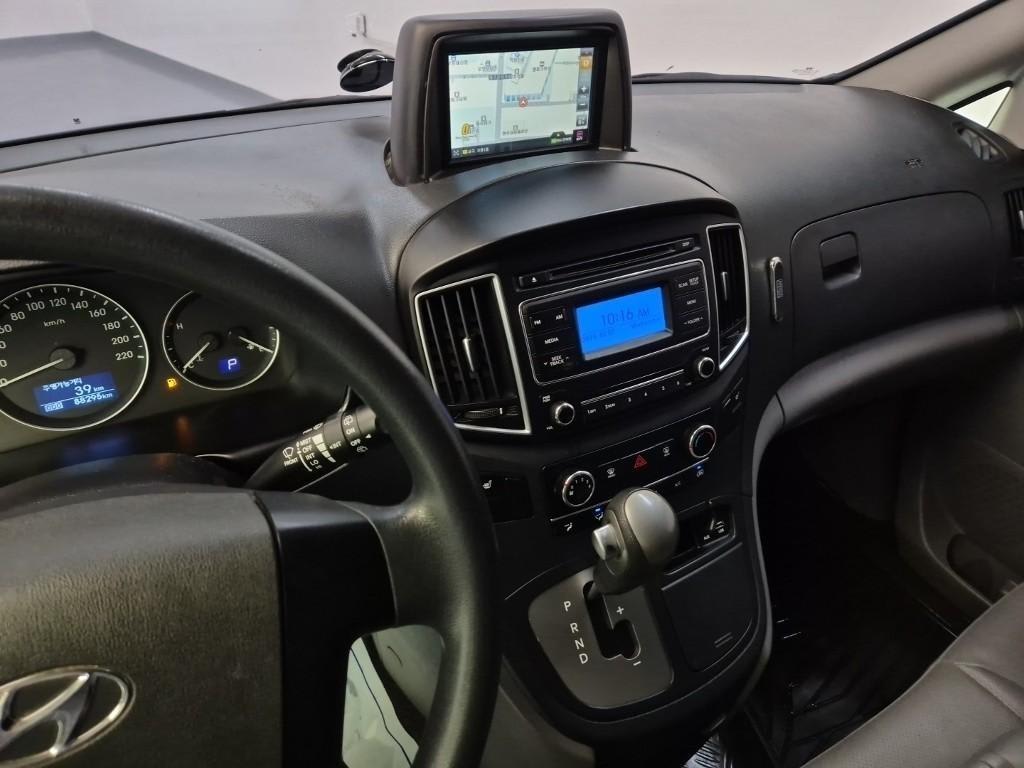 2018 Hyundai Starex Van Gris - Miniatura 10