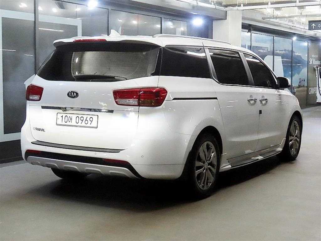 2016 Kia Carnival Diesel Blanco - Miniatura 4