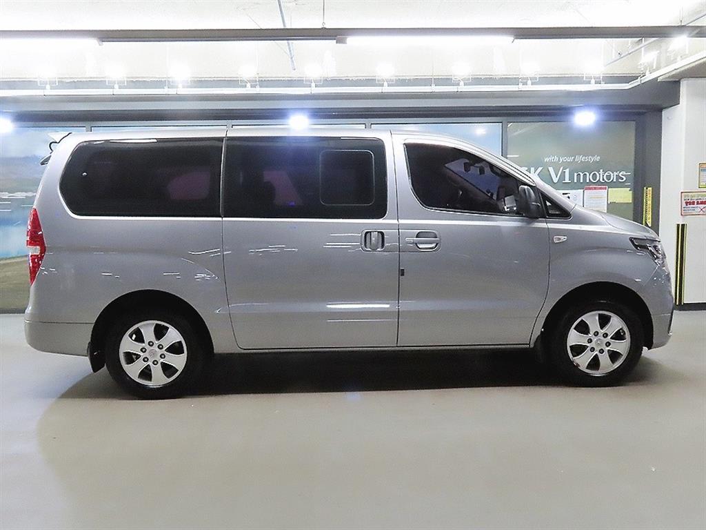 2020 Hyundai Starex 4WD Gris - Miniatura 3