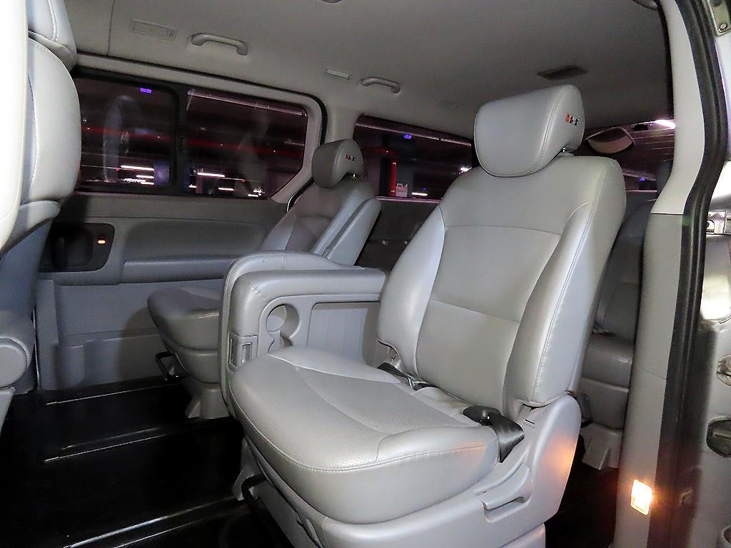 2020 Hyundai Starex 4WD Gris - Miniatura 7