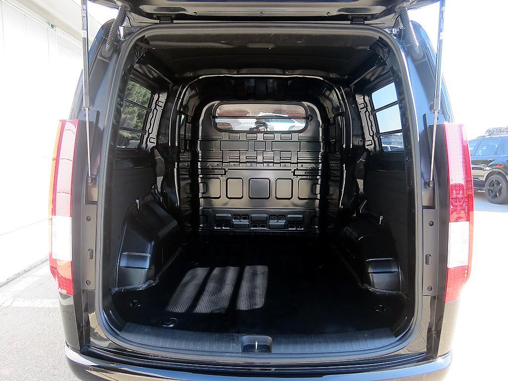 2025 Hyundai Staria 2WD Negro - Miniatura 5