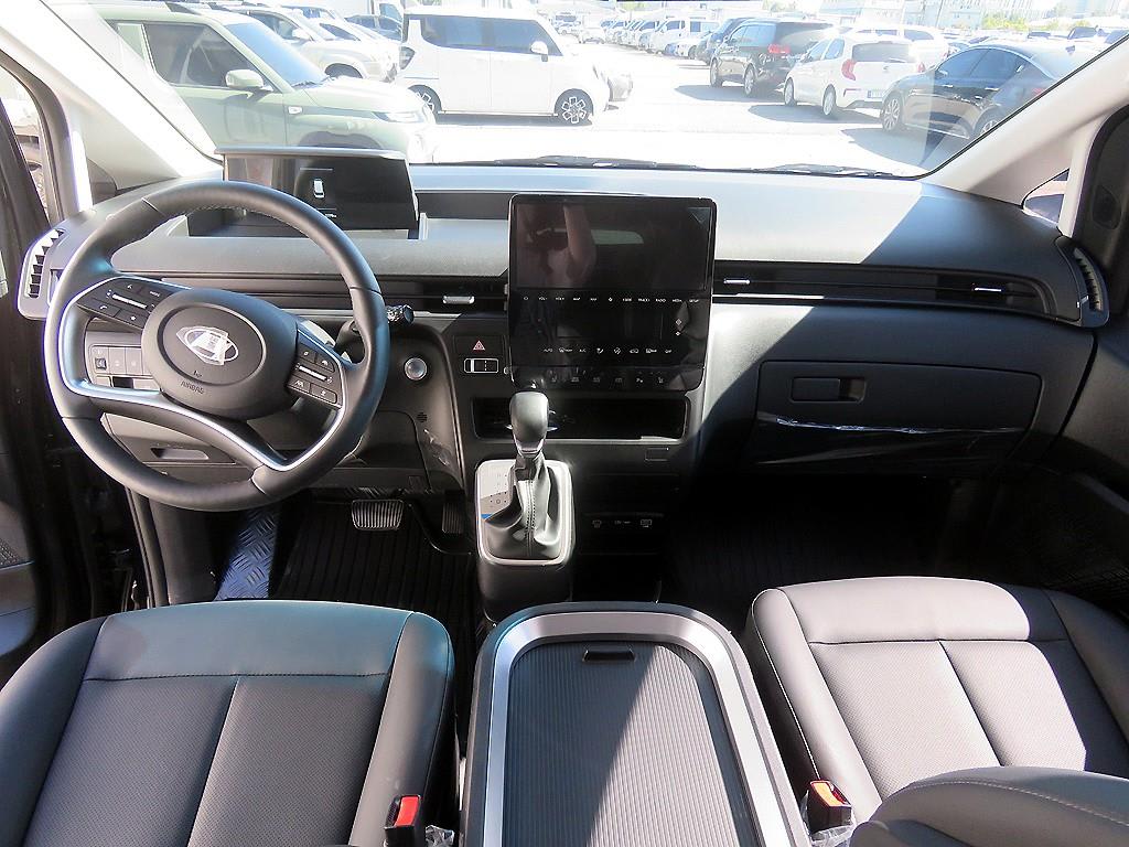 2025 Hyundai Staria 2WD Negro - Miniatura 9