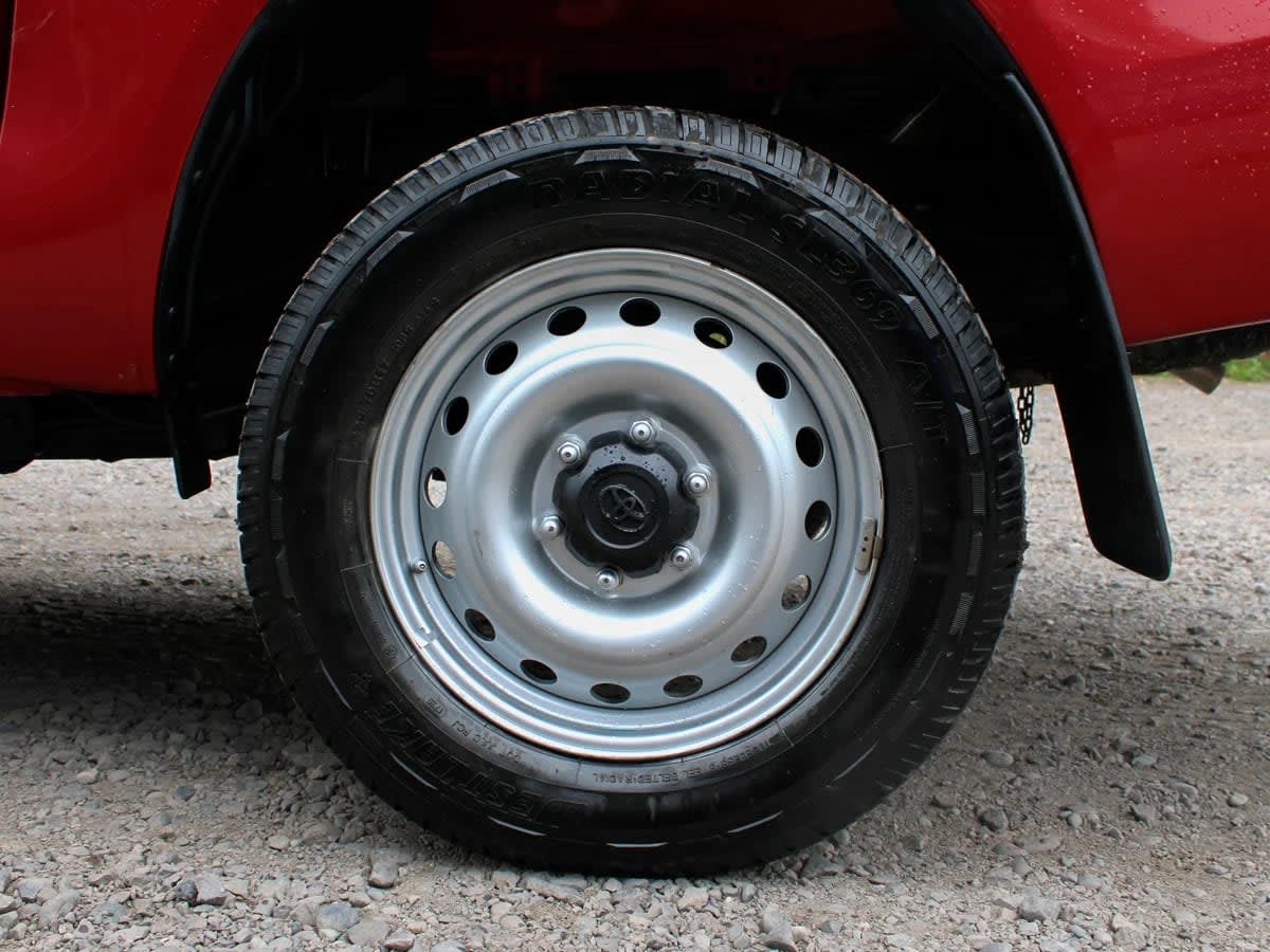 2023 Toyota Hilux 4x2 Rojo - Miniatura 7