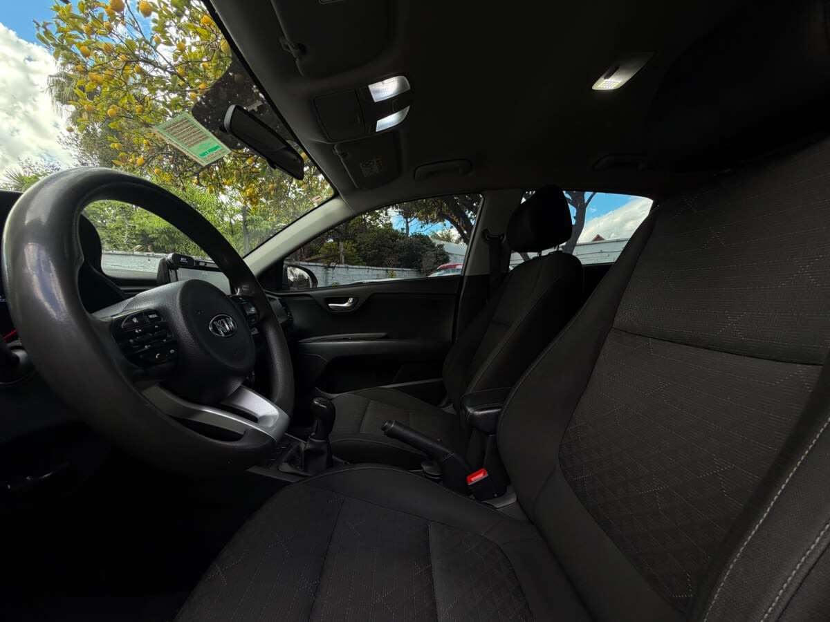 2021 Kia RÍO 5 EX Gris - Miniatura 7
