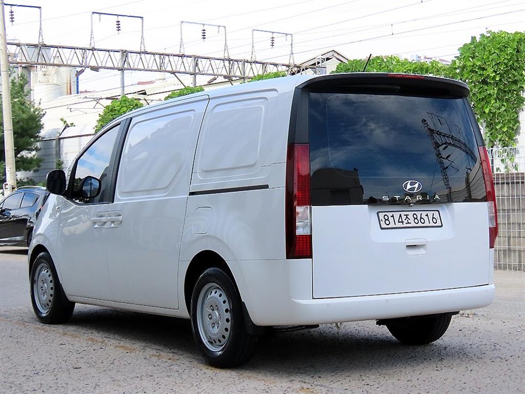 2023 Hyundai Staria 2WD Blanco - Miniatura 3