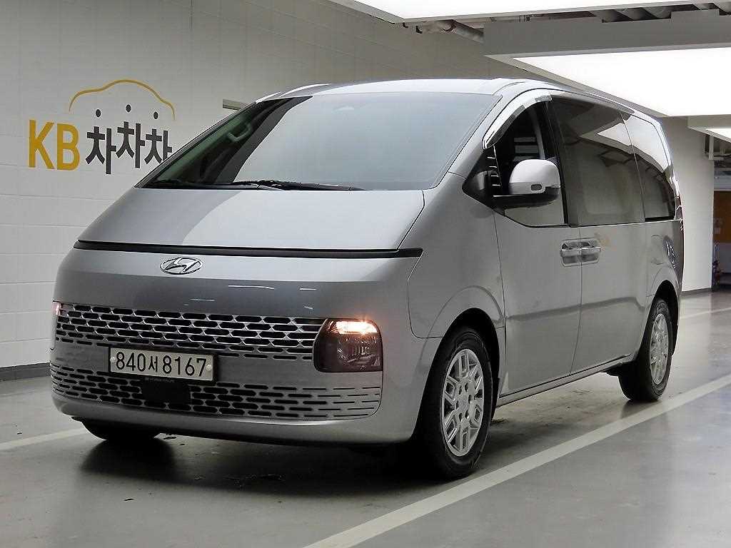 2023 Hyundai Staria 2WD Gris - Imagen 1