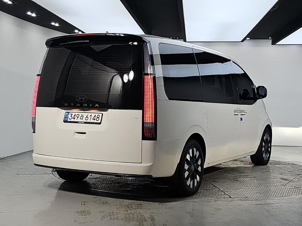 2025 Hyundai Staria 4WD Blanco - Miniatura 4