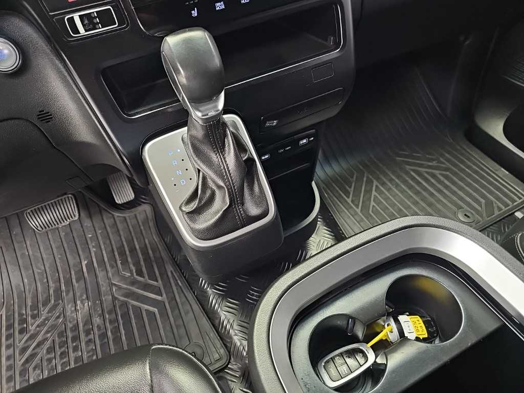 2022 Hyundai Staria 2WD Gris - Miniatura 8