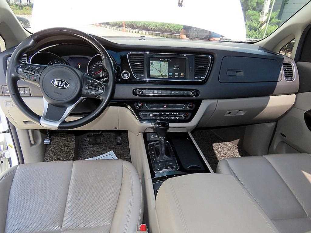 2016 Kia Carnival Gasoline Blanco - Miniatura 7