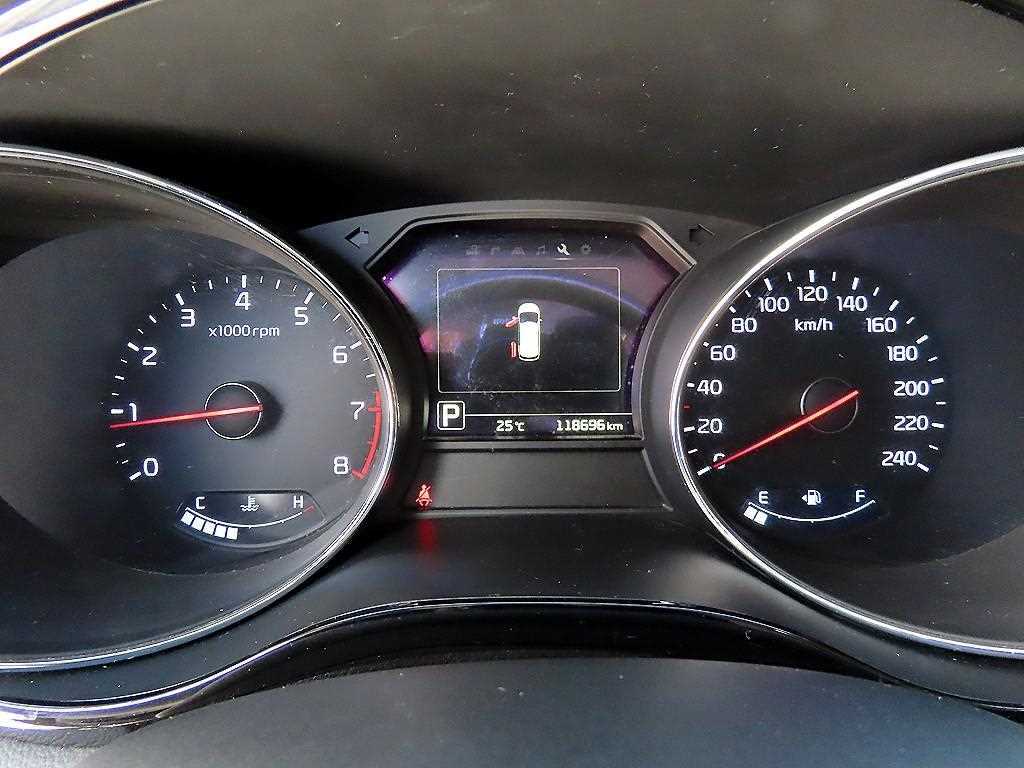 2016 Kia Carnival Gasoline Blanco - Miniatura 9