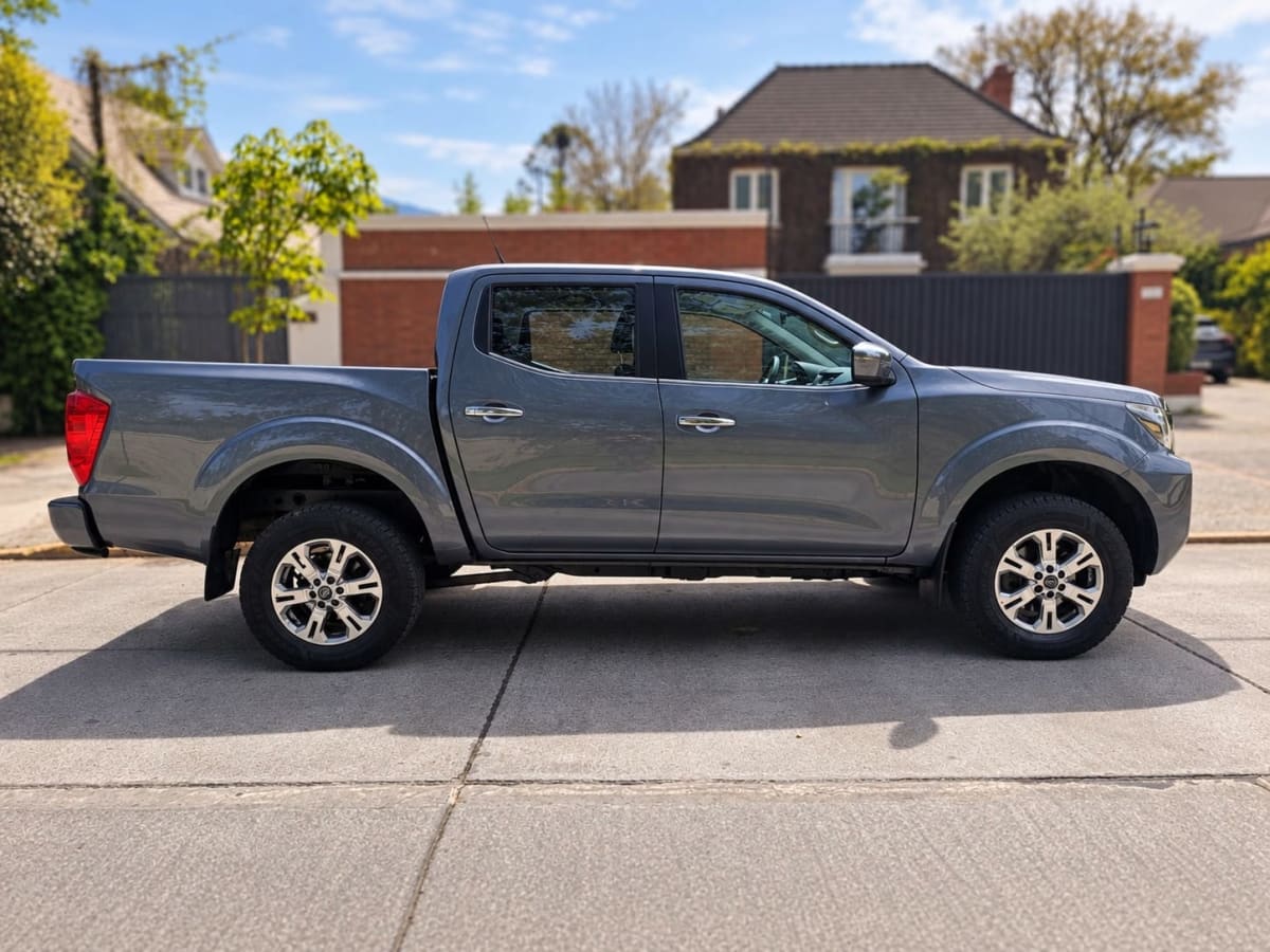 2024 Nissan Navara AT Gris - Miniatura 3