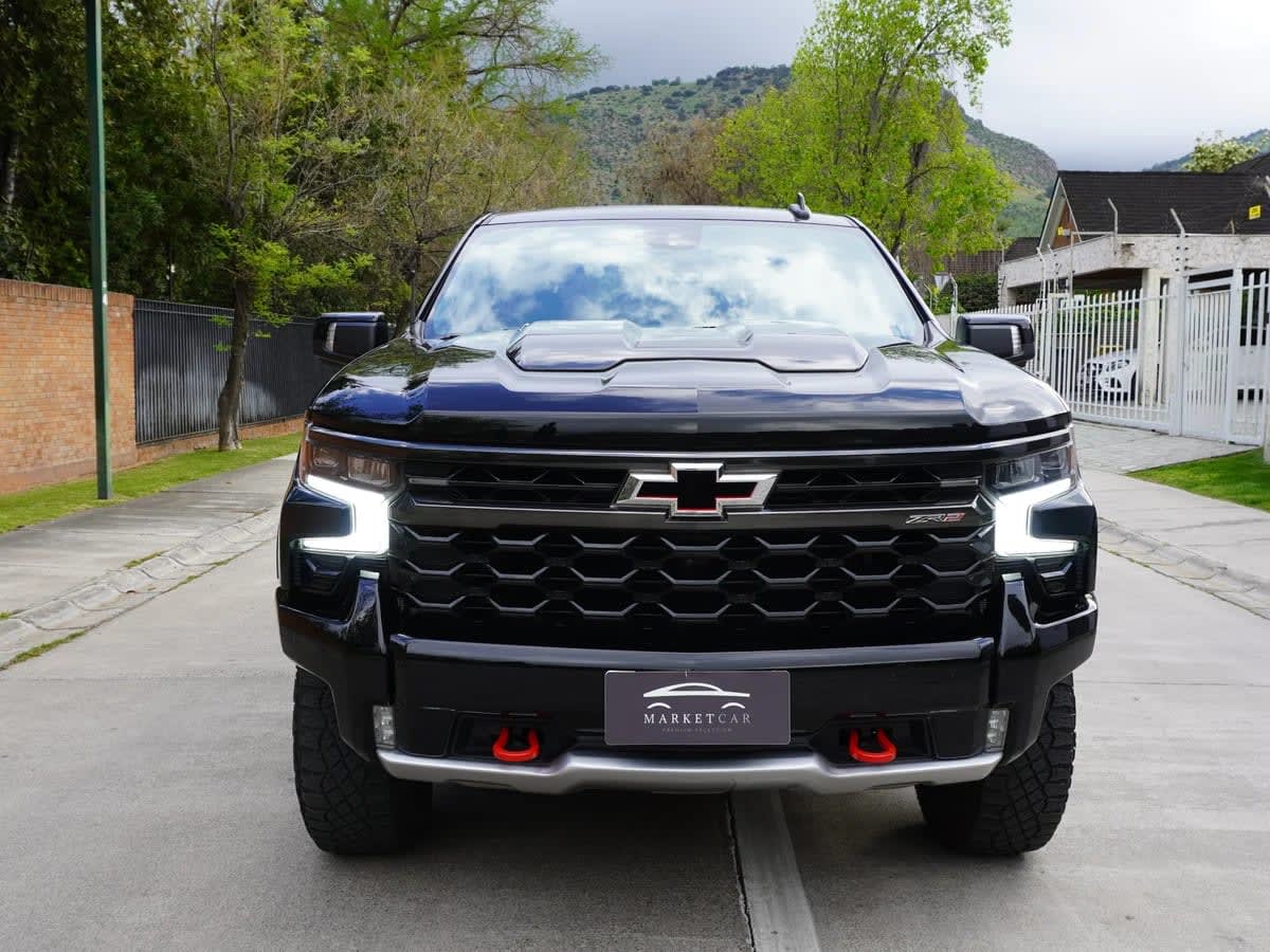 2024 Chevrolet Silverado 6.2 Negro - Miniatura 2