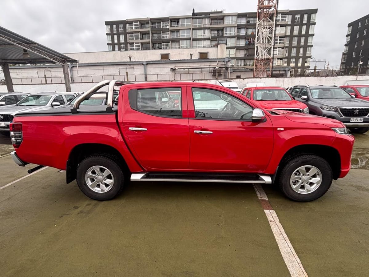 2024 Mitsubishi L200 Rojo - Miniatura 4