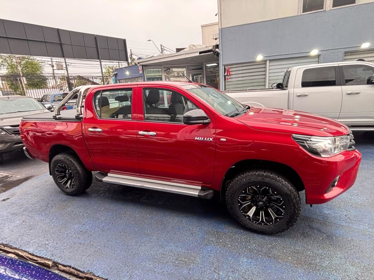 2024 Toyota HILUX 4X4 2.4 MT Rojo - Miniatura 4