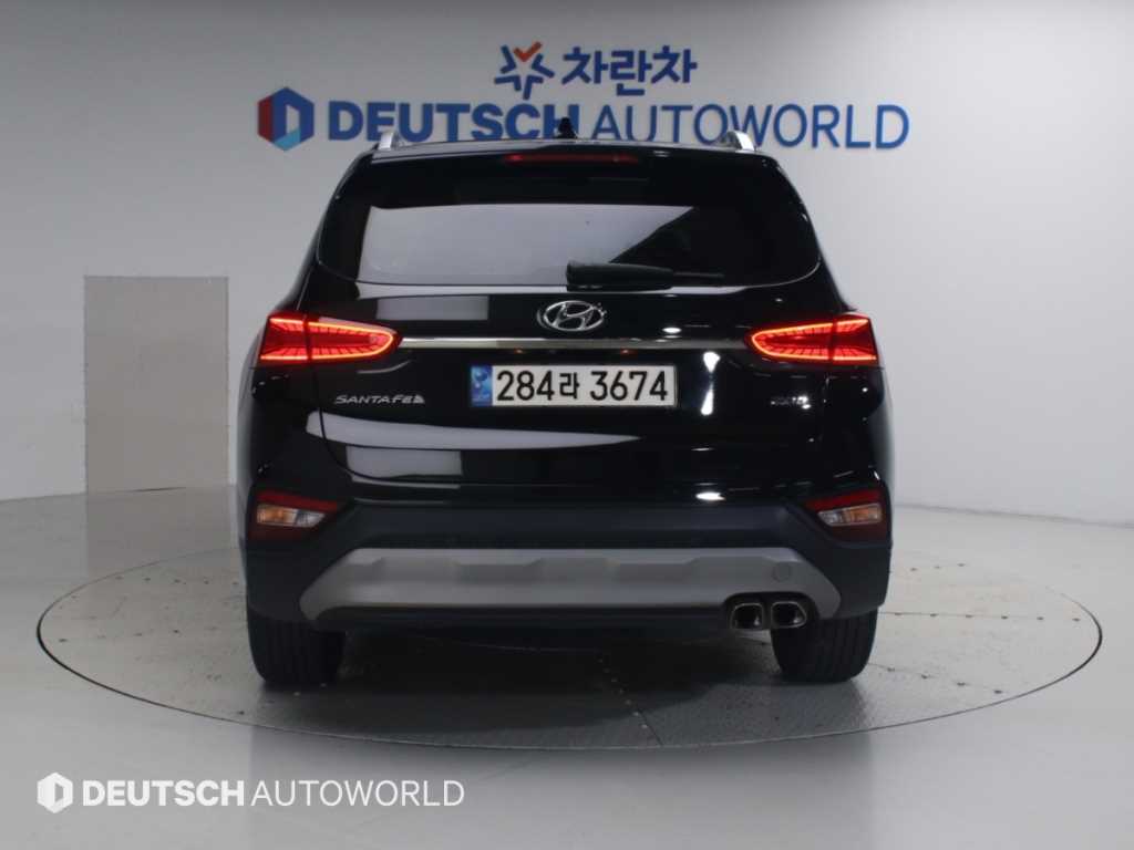 2019 Hyundai Santa Fe TM Negro - Miniatura 4