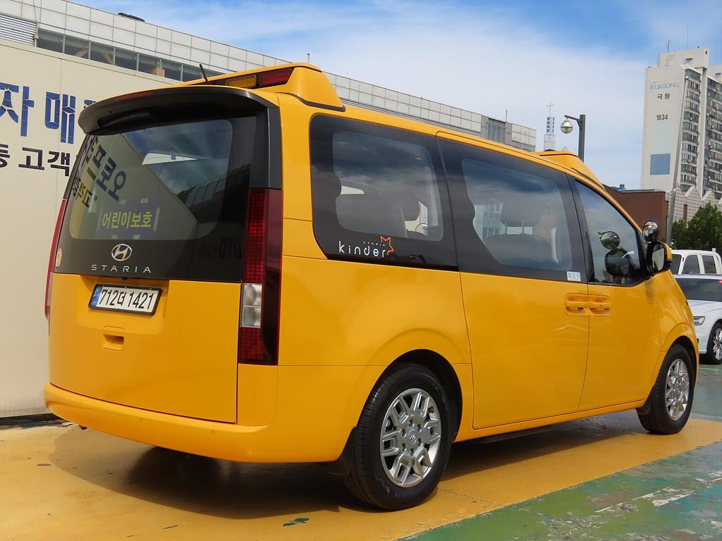 2023 Hyundai Staria Kinder Amarillo - Miniatura 3