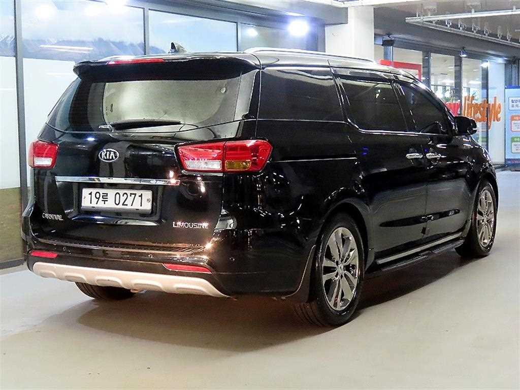 2016 Kia Carnival Diesel Negro - Miniatura 4