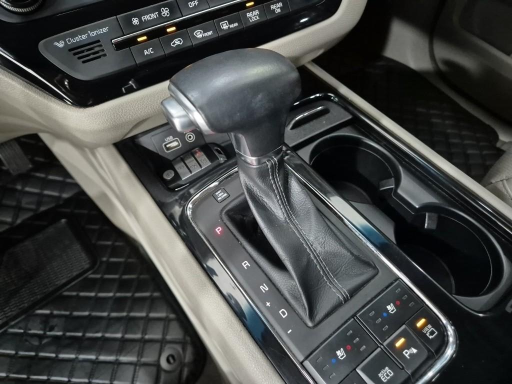 2018 Kia Carnival Diesel Negro - Miniatura 8