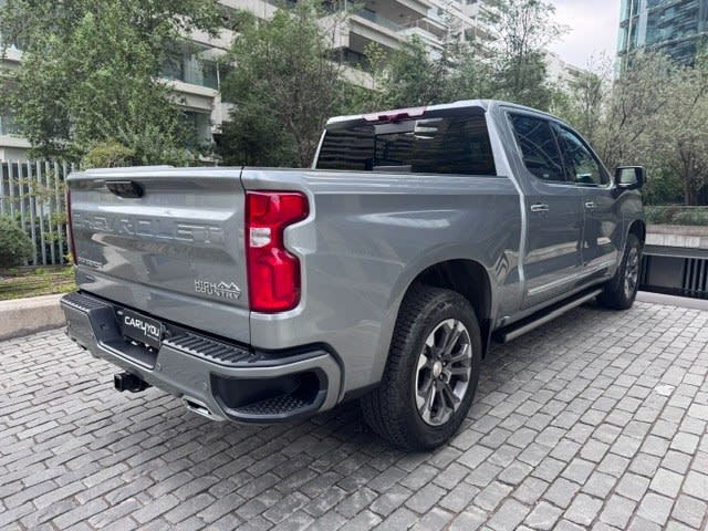 2026 Chevrolet SILVERADO HIGHCOUNTRY Plata - Miniatura 4