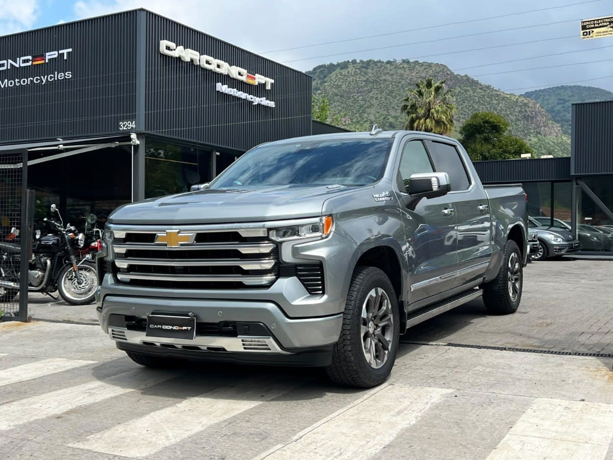 2024 Chevrolet SILVERADO HIGH Gris - Imagen 1