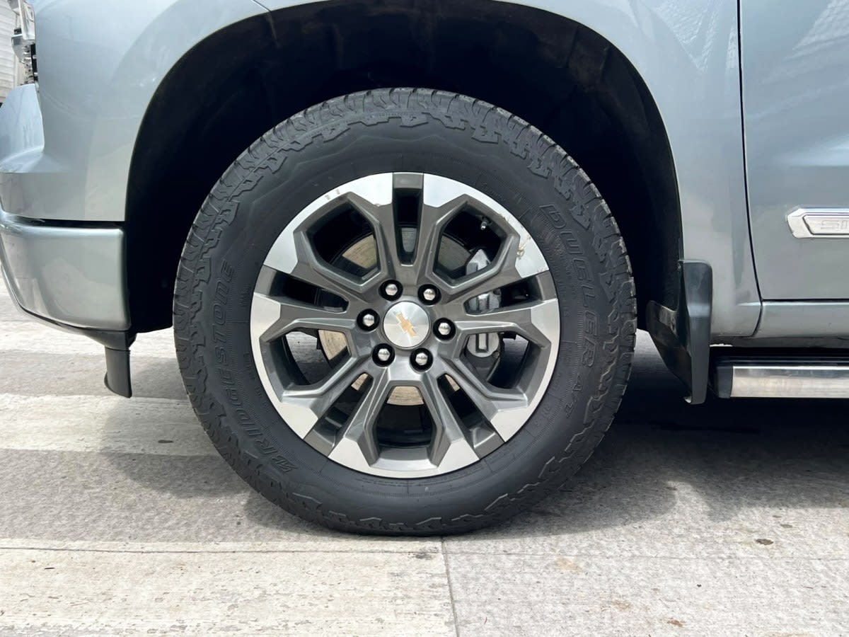 2024 Chevrolet SILVERADO HIGH Gris - Miniatura 8