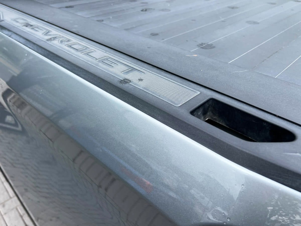 2024 Chevrolet SILVERADO HIGH Gris - Miniatura 8