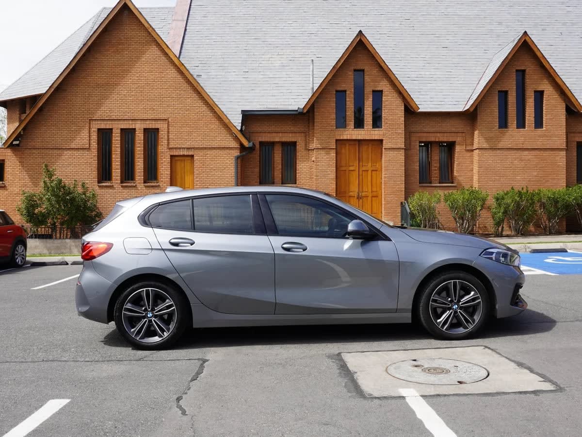 2022 BMW 118 118D Gris - Miniatura 4