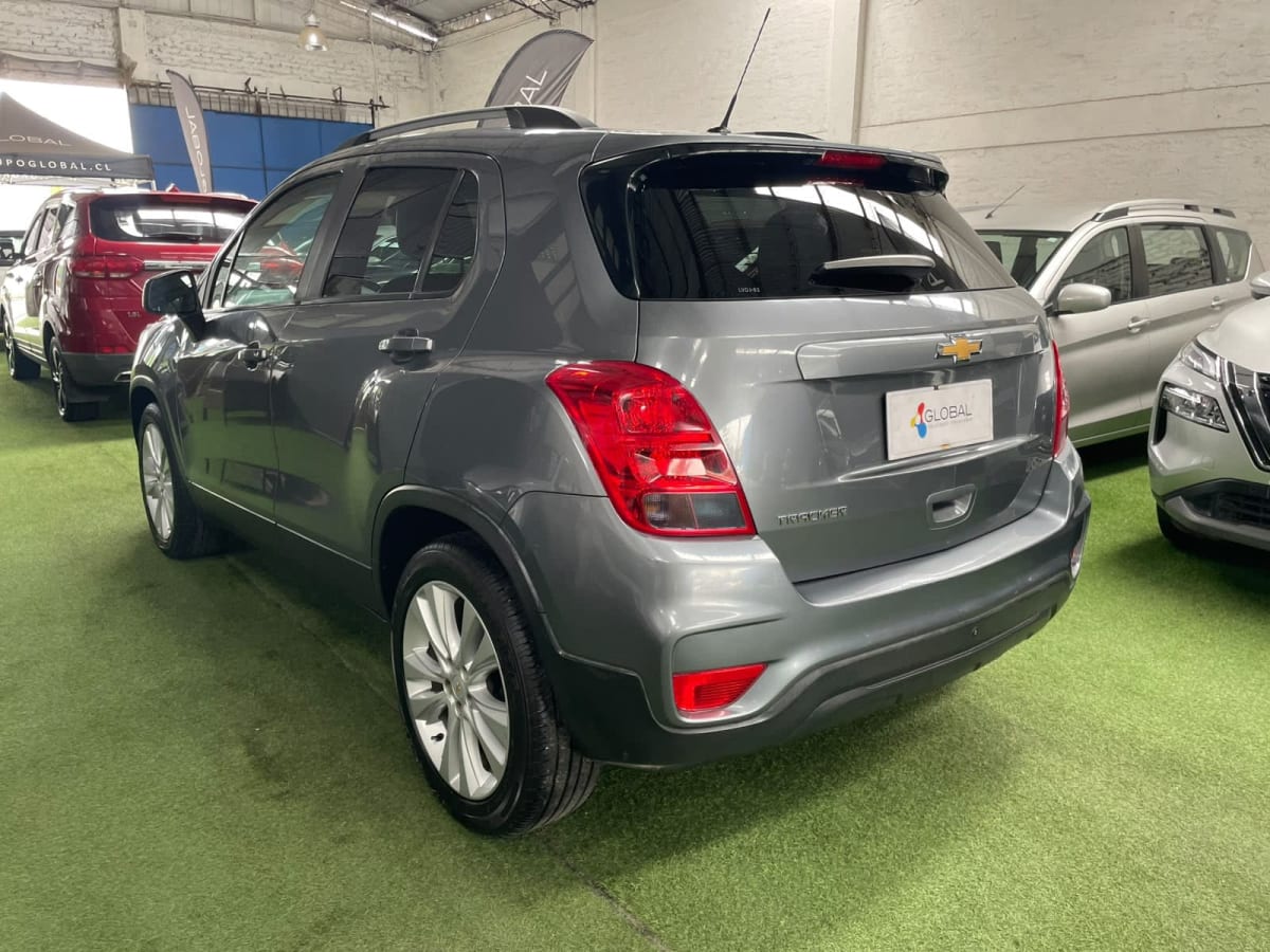 2020 Chevrolet Tracker FWD 1.8 Gris - Miniatura 2