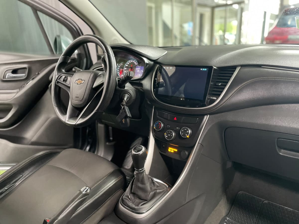 2020 Chevrolet Tracker FWD 1.8 Gris - Miniatura 9